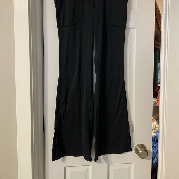 Halara Crossover Pocket Hem Full Length Flare Leggings in Black Size Medium - Picture 6 of 6